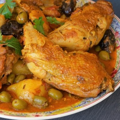 Tajine de poulet au citron confit, aux olives et aux fruits secs