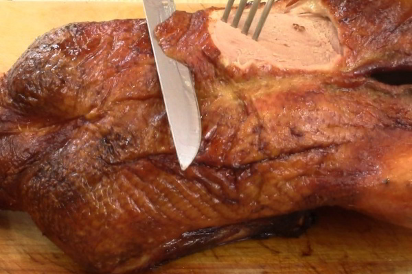 Découpe de la peau du canard laqué