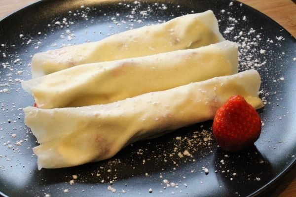 Galettes pour canard laqué roulées avec des fraises