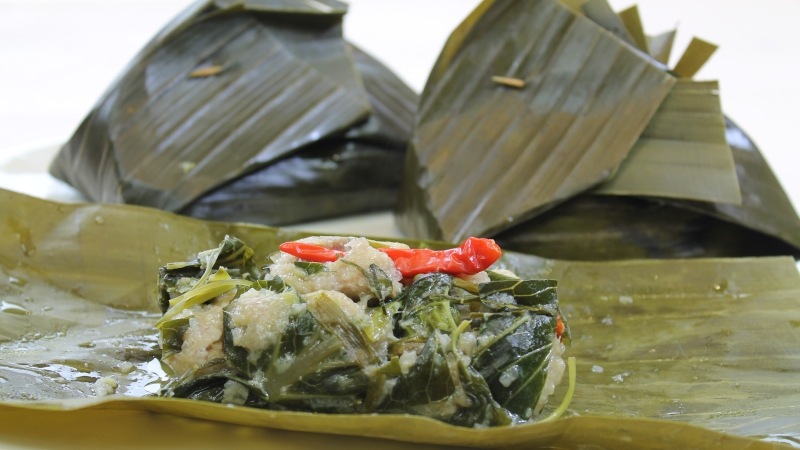 Lao Steamed Chicken in Banana Leaves - Mok Kaï