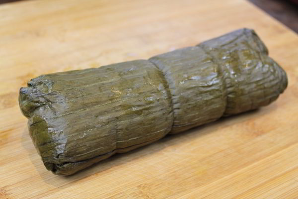 Rouleau de riz gluant cuit dans sa feuille de bananier