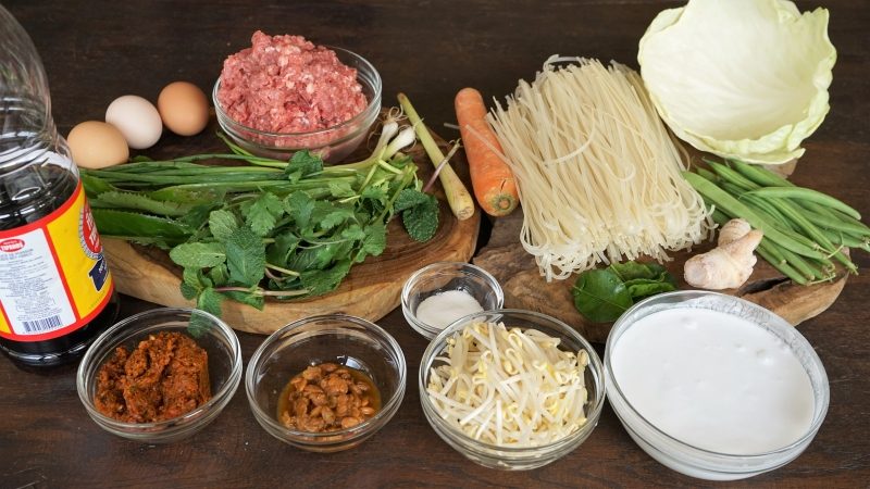 Rice Noodle Soup with Pork, Red Curry and Coconut Milk - Mi Kha Thi Ingredients
