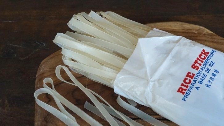 Large dried rice noodles