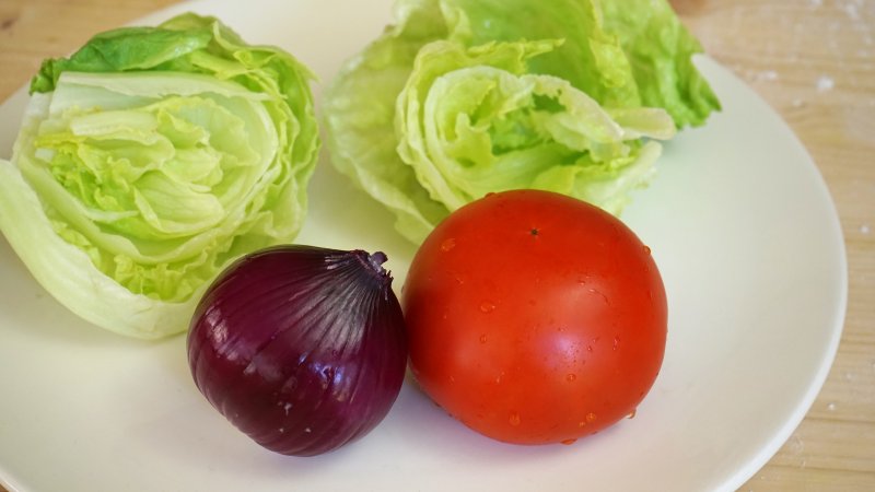 Salade, tomate, oignon pour le kebab