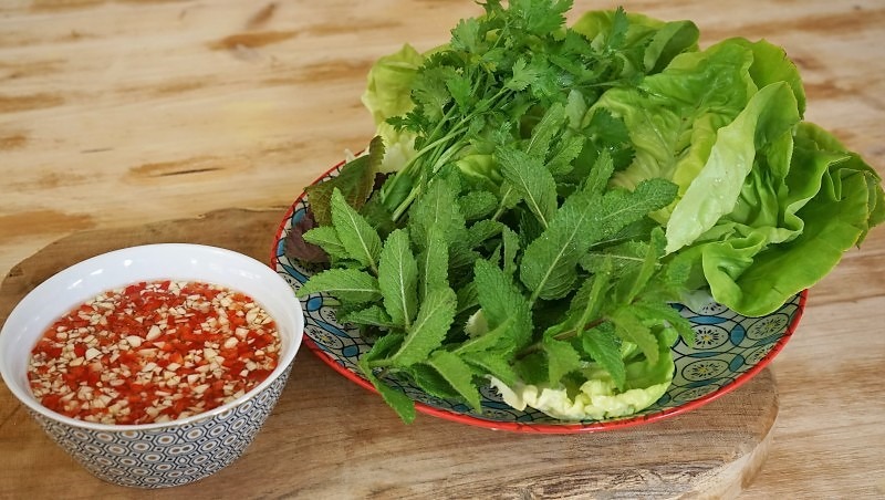 Sauce nems Nuoc Cham, salade et fines herbes pour déguster vos nems