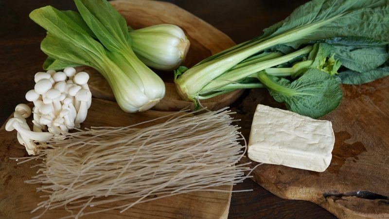 Légumes, champignons, vermicelles à tremper dans la fondue chinoise