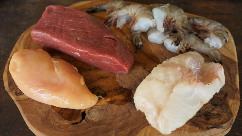 Poulet, bœuf, poisson, crevettes à tremper dans la fondue chinoise