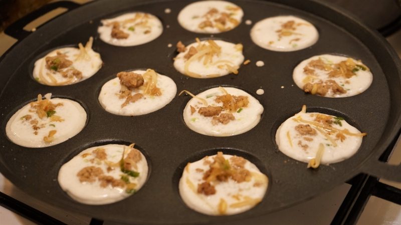 Kanom Krok – Boulettes au lait de coco farcies à la viande