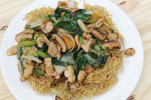 Fried Egg Noodles With Chicken and Vegetables