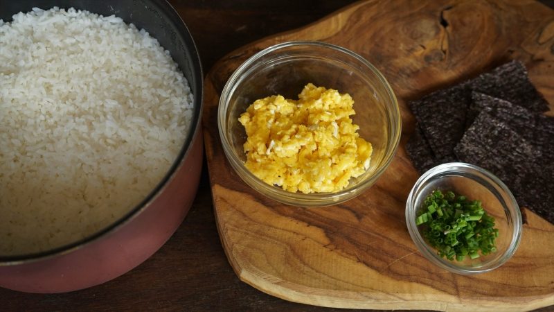 Eggs and chives onigiri ingredients