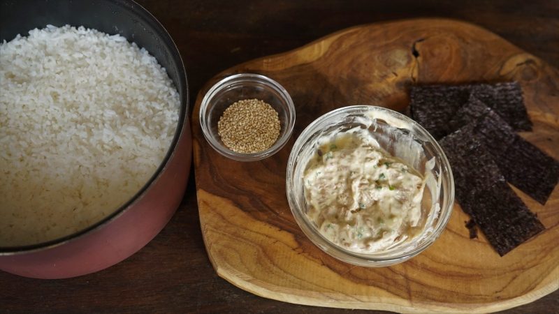 Tuna and mayonnaise onigiri ingredients
