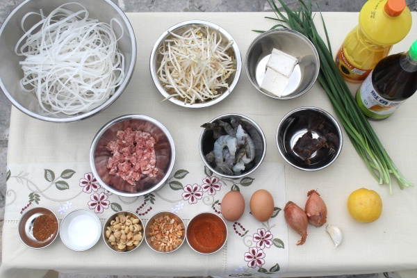 Porc and Prawn Pad Thai Ingredients