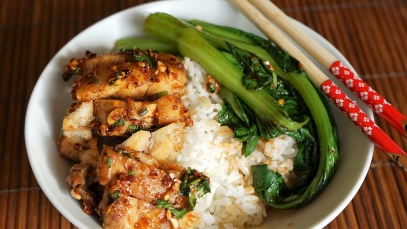 Poulet et Choy Sum à la Sauce Piquante